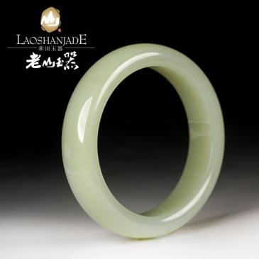 和田玉青白玉手鐲扁圓環形質地堅實