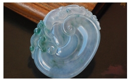 天然翡翠掛件--老坑冰種清雅瑩白底飄藍花水潤晶瑩雙面精雕靈猴如意