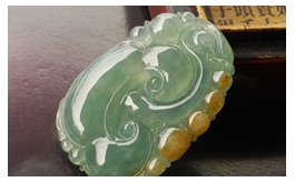 天然翡翠掛件--旭日陽(yáng)光老坑冰玻種瑩潤(rùn)亮澤綠色邊緣飄黃翡飽滿立雕如意連連有細(xì)微天然石紋