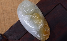 天然翡翠掛件--老坑冰糯種飄黃翡細潤晶瑩立體精雕逍遙佛