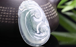 天然翡翠掛件--老坑冰種淺綠底飄藍花細潤光澤如意