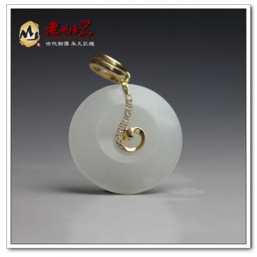 羊脂玉掛件鑲金舞動