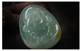 天然翡翠掛件--老坑冰玻種淺藍綠底伴俏色黃翡飄花極細膩均勻水潤晶瑩精工浮雕逍遙佛