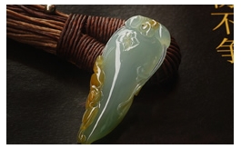 天然翡翠掛件--老坑冰糯種淺藍綠伴俏色黃翡飄花極細膩均勻潤澤晶瑩玲瓏韻秀精工巧雕福運延綿