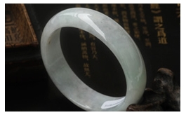 天然翡翠手鐲--老坑清雅淺綠圓潤正裝扁口圓鐲(53)