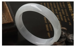 天然翡翠手鐲--老坑冰種清雅瑩白水潤晶瑩婉約秀雅扁口圓鐲(58)