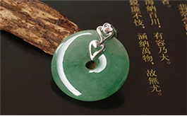 18K白金鑲嵌翡翠掛件--老坑冰種淺綠細潤晶瑩精致鑲嵌平安扣