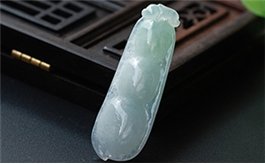天然翡翠掛件--老坑冰糯種淺綠細(xì)膩精致雙面雕刻四季豆