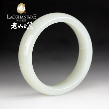 和田玉青白玉手鐲扁圓環(huán)形溫潤(rùn)細(xì)膩