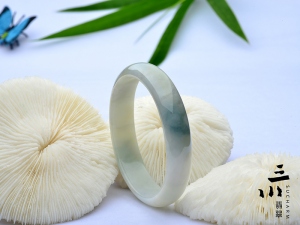 特價糯種飄藍花天然A貨翡翠貴妃鐲