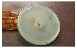 天然翡翠掛件--春風拂柳老坑冰種瑩潤淺綠底飄花細潤雙面內凹平邊玉扣