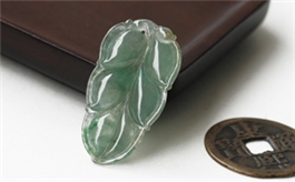 天然翡翠掛件--老坑冰種淺綠瑩潤細膩雙面精雕玉葉