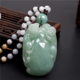天然翡翠掛件--老坑冰糯種淺綠細(xì)膩圓潤(rùn)立體精雕靈猴獻(xiàn)壽(配玉珠項(xiàng)鏈)