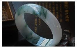 天然翡翠手鐲--老坑冰糯種瑩白底飄藍花細潤晶瑩典雅大氣圓潤厚裝寬版富貴圓鐲(59)