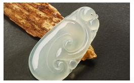 天然翡翠掛件--瑩薄亮透老坑冰種綠水潤澤清秀如意