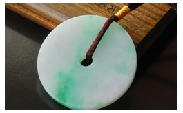 天然翡翠掛件--云飛霧起老坑冰糯種飄綠花大氣形簡平邊玉扣