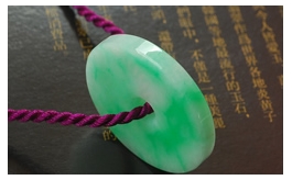 天然翡翠掛件--老坑糯種鮮潤(rùn)淺陽(yáng)綠飄花細(xì)膩潤(rùn)澤圓潤(rùn)厚實(shí)大氣時(shí)尚平邊平安扣