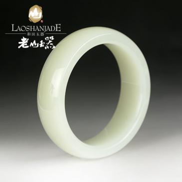 和田玉青白玉手鐲扁圓環(huán)形簡(jiǎn)單優(yōu)美