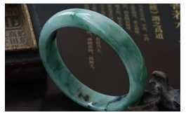 天然翡翠手鐲-老坑糯種清雅淺綠伴濃郁墨綠飄花婉約秀雅富貴圓鐲(60)