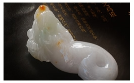 天然翡翠手把玩件--老坑冰糯種瑩白底伴淺黃翡淺陽綠飄花細膩潤澤立體精雕金龍魚