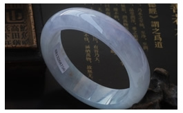 天然翡翠手鐲-老坑冰糯種淺紫微綠伴淺黃翡飄花潤澤晶瑩圓潤厚裝扁口圓鐲(58)