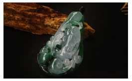 天然翡翠掛件--老坑冰玻種濃郁深綠飄花伴清雅瑩白晶瑩潤透小巧玲瓏俏色巧雕連連有余