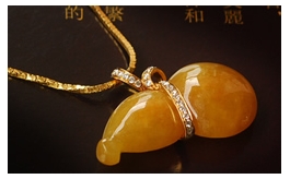 18K玫瑰金鑲鉆天然翡翠掛件--老坑糯種滿色鮮潤黃翡細(xì)膩均勻圓潤厚實精雕富貴寶葫蘆