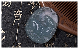 天然翡翠掛件--老坑冰種淺綠均色水潤晶瑩精致浮雕洋洋得意
