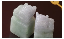 天然翡翠對佩擺件--老坑冰種清雅淺綠淡紫交輝瑩潤立雕雙子貔貅印章
