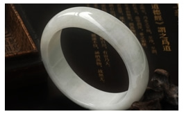 天然翡翠手鐲--老坑糯種清雅白底飄藍花寬版厚裝富貴圓鐲(57)