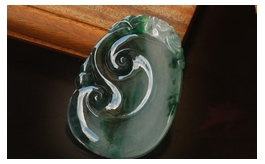 天然翡翠掛件--老坑冰種濃郁深綠極細膩均勻水潤晶瑩圓潤厚實雙面精雕半面濃妝萬事如意