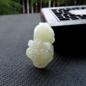 潤白細膩天然和田玉青白玉招財豬立體生肖豬吊墜