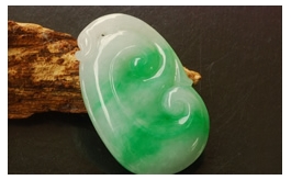 天然翡翠掛件--翠綠絲飄老坑冰種清爽飽滿小巧如意