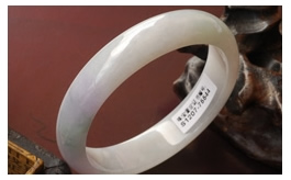 天然翡翠手鐲-貴妃鐲--流云飛彩老坑冰種細(xì)潤白底飄淺藍(lán)紫綠花靈秀細(xì)貴妃鐲(56)