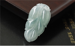天然翡翠掛件--老坑冰種淺綠瑩潤細膩雙面精雕玉葉