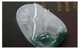 天然翡翠掛件--老坑冰種清雅瑩白伴濃郁深綠雙色交輝細膩均勻水潤晶瑩圓潤厚實精工浮雕節節高