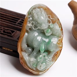 天然翡翠手玩擺件--老坑冰糯種淺綠厚實(shí)立體巧雕麒麟獻(xiàn)瑞