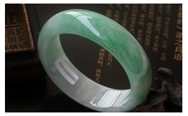 天然翡翠手鐲-老坑冰糯種清雅淺陽綠細潤晶瑩寬版厚裝扁口圓鐲(58)