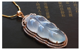 18K玫瑰金鑲鉆天然翡翠掛件--老坑冰玻種滿水飄藍花水潤清瑩飽滿圓潤奢華鑲嵌玉葉