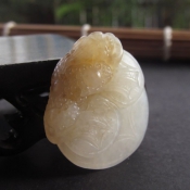 天然新疆和田玉糖白料護(hù)身招財(cái)金蟾掛件