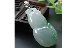 18K白金鑲鉆翡翠掛件--老坑冰種淺綠飄花細(xì)膩晶瑩雙面精雕葫蘆