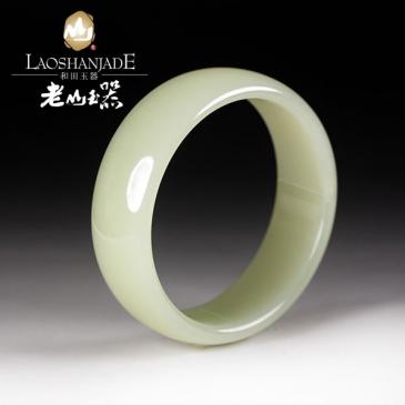 和田玉青白玉手鐲扁圓環(huán)形女款手鐲條寬比例協(xié)調(diào)