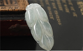 天然翡翠掛件--老坑冰種淺綠細膩精工雙面細雕飽滿玉葉