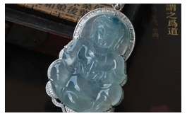 18K白金鑲鉆天然翡翠掛件-老坑冰玻種清雅淺綠底飄藍(lán)花水潤(rùn)晶瑩奢華鑲嵌凈瓶觀音