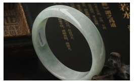 天然翡翠手鐲--老坑糯種清雅淺綠圓潤正裝扁口圓鐲(57)