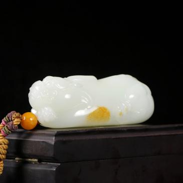 周雁明大師作品和田玉羊脂玉籽料手把件瑞獸(帶繩)精雕把件