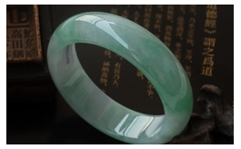 天然翡翠手鐲-老坑冰糯種清雅淺陽綠細潤晶瑩寬版厚裝扁口圓鐲(56)