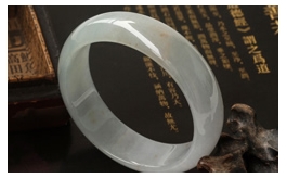 天然翡翠手鐲--老坑冰種清雅淺綠飄黃翡水潤晶瑩圓潤厚裝寬版扁口圓鐲(57)