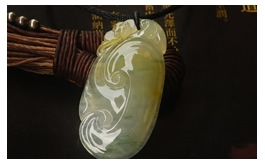 天然翡翠掛件--老坑冰種清雅黃翡伴淺藍(lán)綠飄花極細(xì)膩均勻水潤晶瑩雙面精雕萬事如意