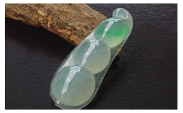 天然翡翠掛件--老坑冰種淺陽綠水潤晶瑩小巧玲瓏精雕四季豆